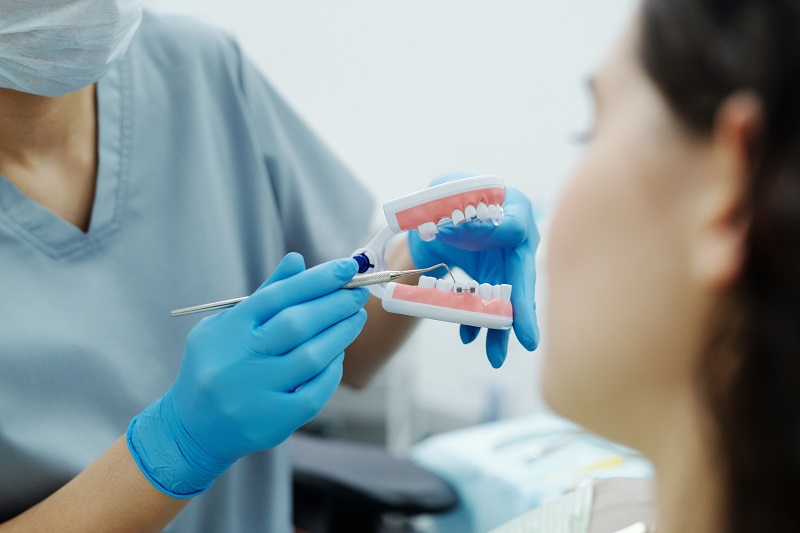 Как убрать щель между зубами: методы лечения