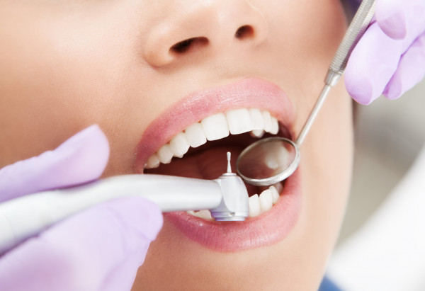 Почему портятся зубы: причины и лечение