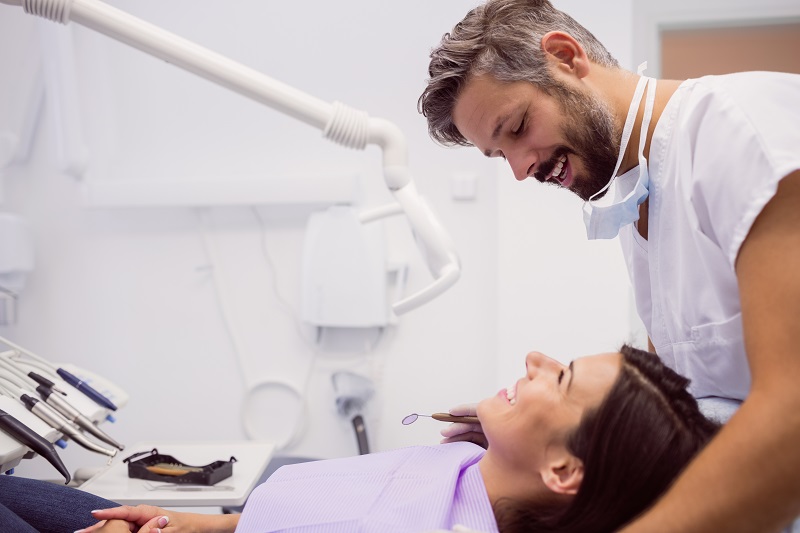 Установка зубных имплантов: как ставят импланты зубов?