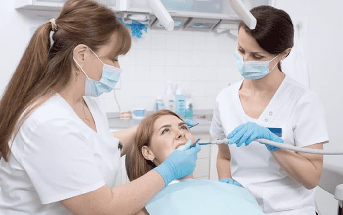 Когда снимают швы после имплантации зубов?